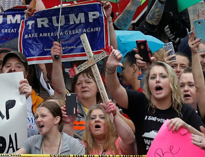 Bildergebnis fÃ¼r Trump Bei Kundgebungen schauen die leidenschaftlichsten AnhÃ¤nger des PrÃ¤sidenten hinter seine LÃ¼gen,