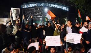 Bildergebnis für Police in riot gear stand guard inside the Jawaharlal Nehru University (JNU) after clashes between students in New Delhi, India January 5, 2020. — Reuters pic"