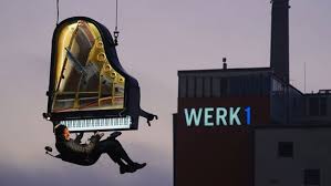 Klavierkonzert am Kran in 60 Metern Höhe | BR24