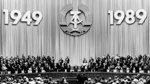 Letzte Gründungsfeier der DDR: Der 40. Geburtstag der DDR wurde der letzte  - ZDFheute