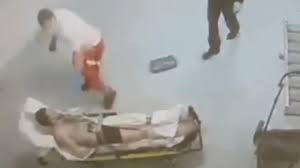 Polizisten schauen zu - Sanitäter prügelt auf gefesselten Syrer ein